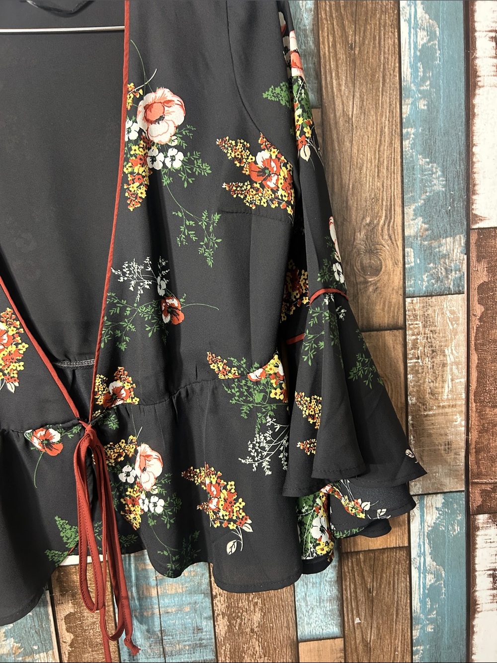 Floral Tie-Front Ruffle flare sleeve top Black - Picture 5 of 16